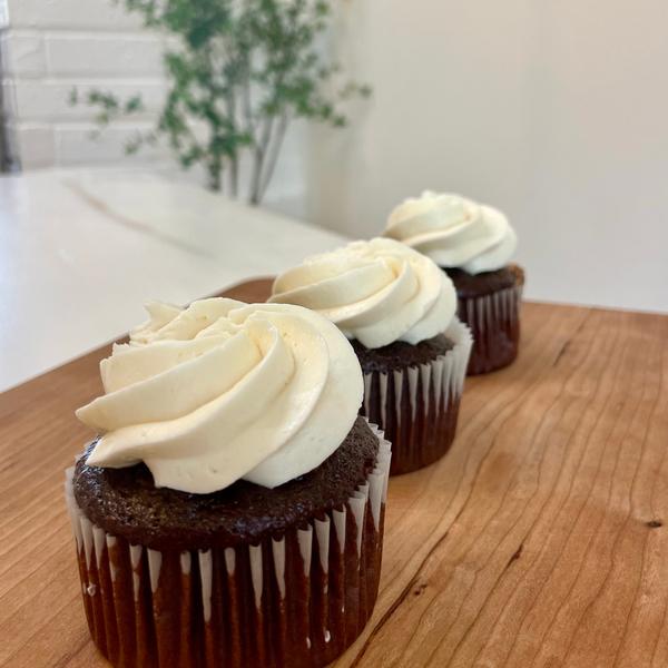 Vanilla cupcakes with white swirl